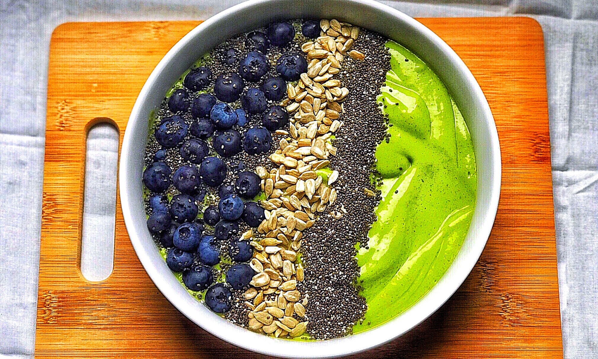 smoothie, smoothie bowl, green smoothie, green smoothie bowl, greens, spinach, avocado, blueberries, banana, chia seeds, sunflower seeds, flax seeds, dates, almond milk, coconut milk, nutribullet, food, health, healthy foods, weight loss, drink